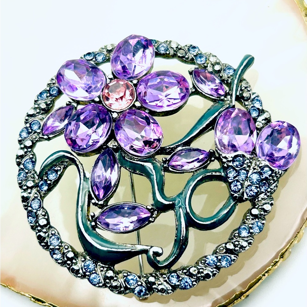 Vintage Monet silver tone purple lilac crystal encrusted floral brooch pin - Picture 2 of 5